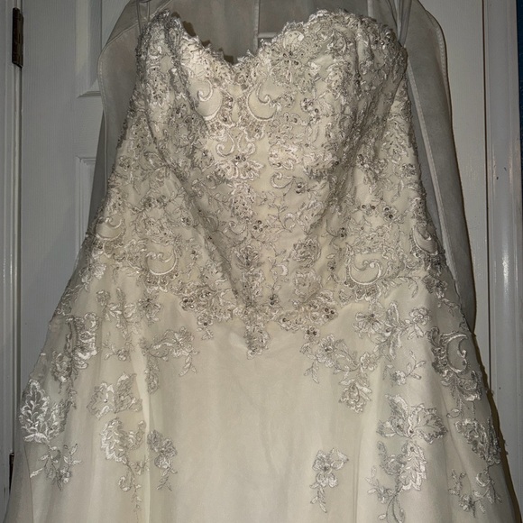 Elegant Ivory Lace Wedding Dress - Picture 4 of 16